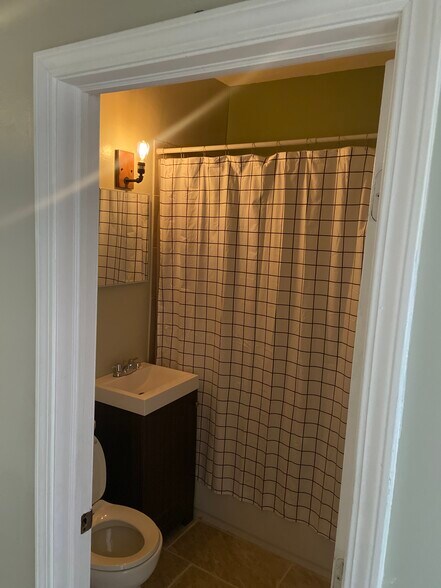 Bathroom - 1631 S Central Park Ave