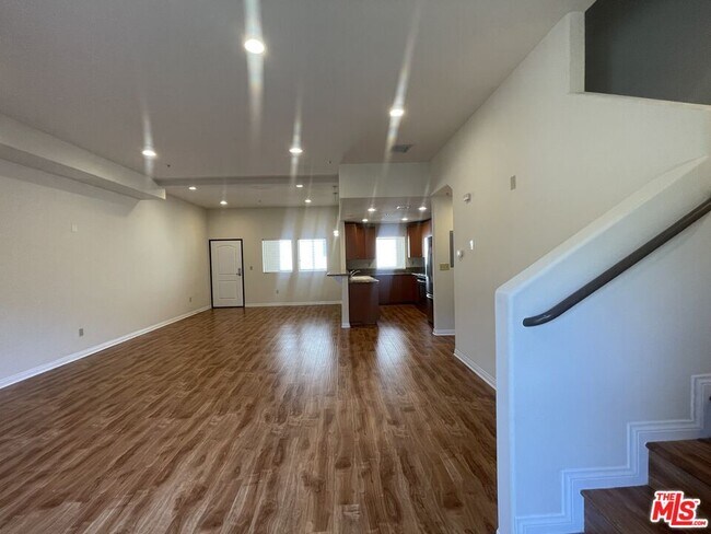 Building Photo - 15024 Magnolia Blvd