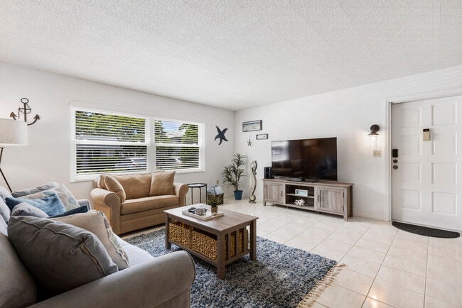 60'' TV - 5800 Hollywood Blvd