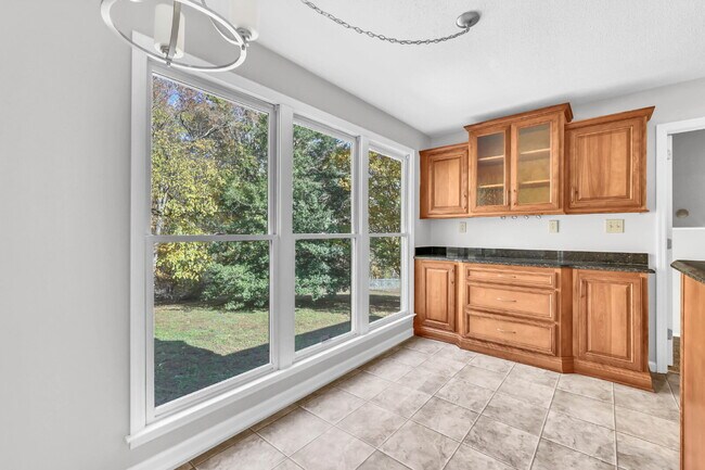 Building Photo - Spacious 3 Bedroom and 2.5 Bathroom