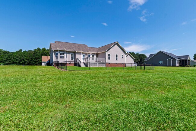 Building Photo - 147 Watersedge Ln