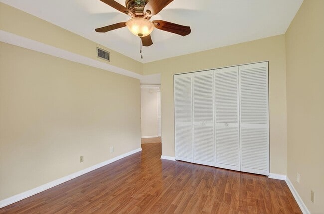 Building Photo - 5040 Rose Hill Dr