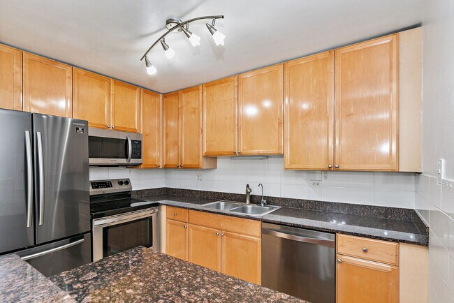 Building Photo - 522 E Spruce Dr