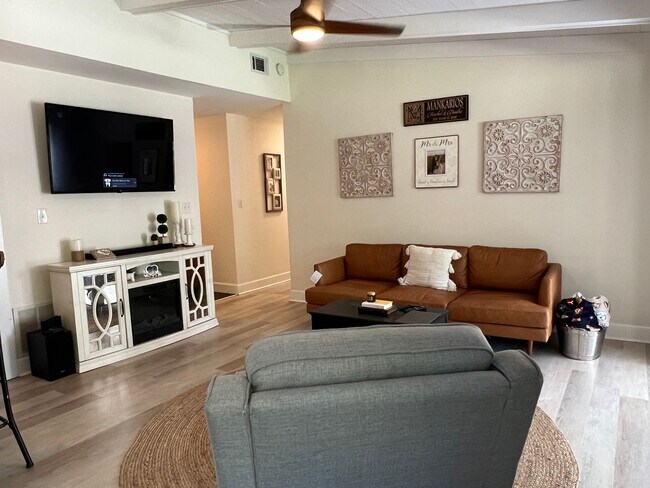 Building Photo - Updated Old Woodlands Plantation Home with Fenced Yard