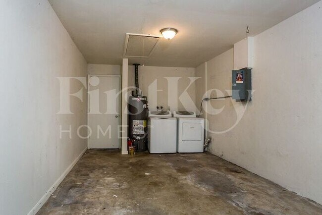 Building Photo - 5927 Ithaca Cir W