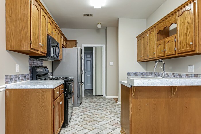 Building Photo - 2318 Redwood Dr