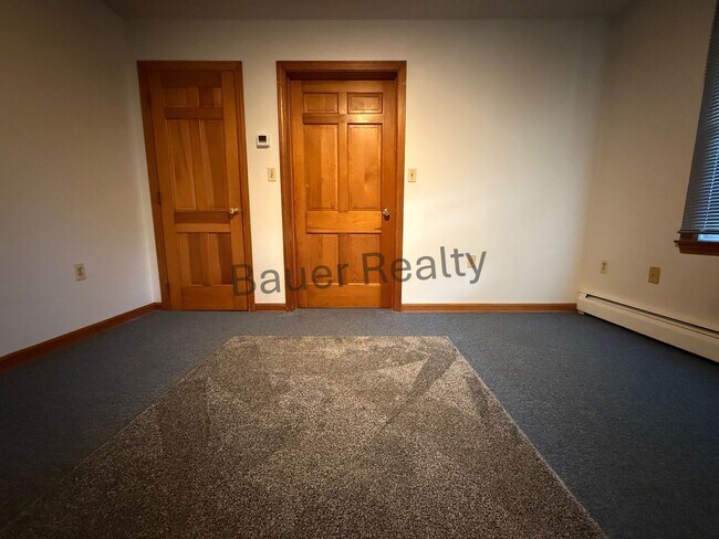 Building Photo - Four Bedroom, New London Schools