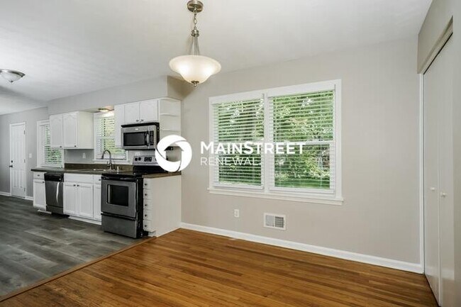 Building Photo - 3 Bedroom Pet-Friendly Home in LOUISVILLE, KY with Main Street Renewal