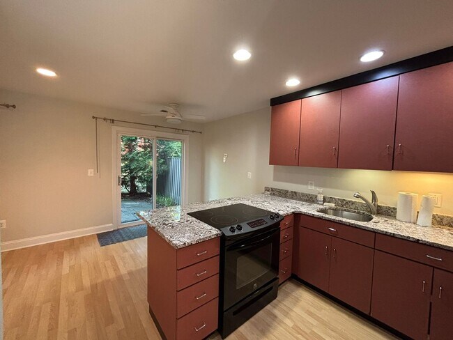 Building Photo - Adorable 1 bedroom 1.5. bath end unit townhouse in Annapolis