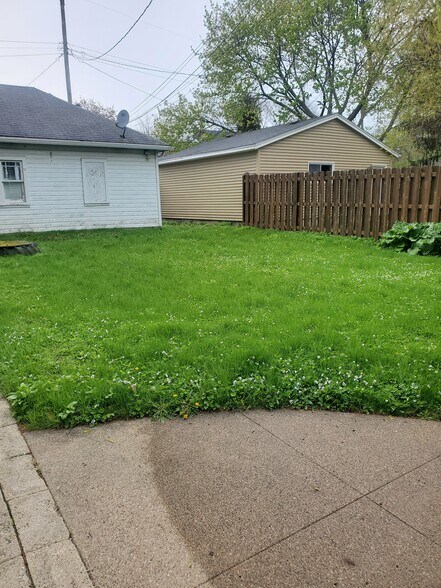 Backyard #2 - 1226 Blaine Ave