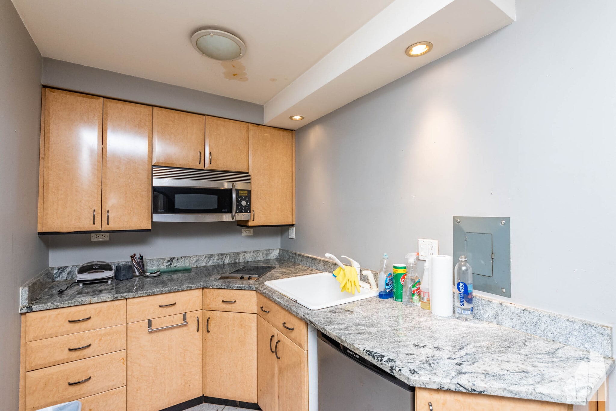 Building Photo - 3825 N Pine Grove Ave