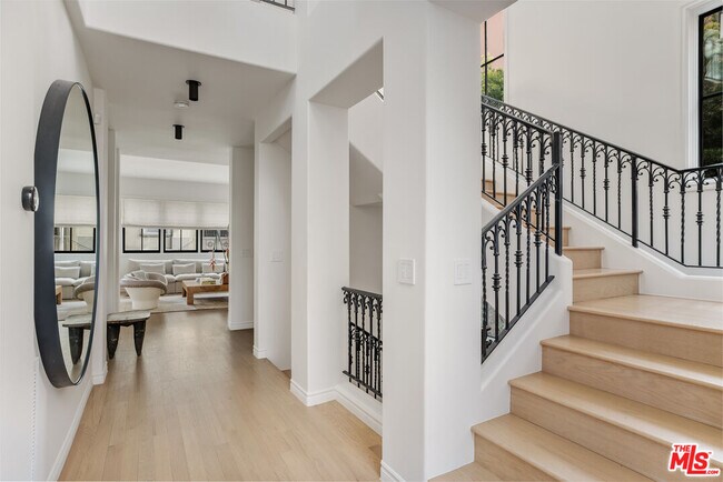 Building Photo - 5201 Vía Donte