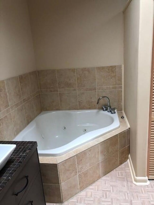 Building Photo - This gem is situated and Lovely 3BE/2BA on a quiet street in Warner Park