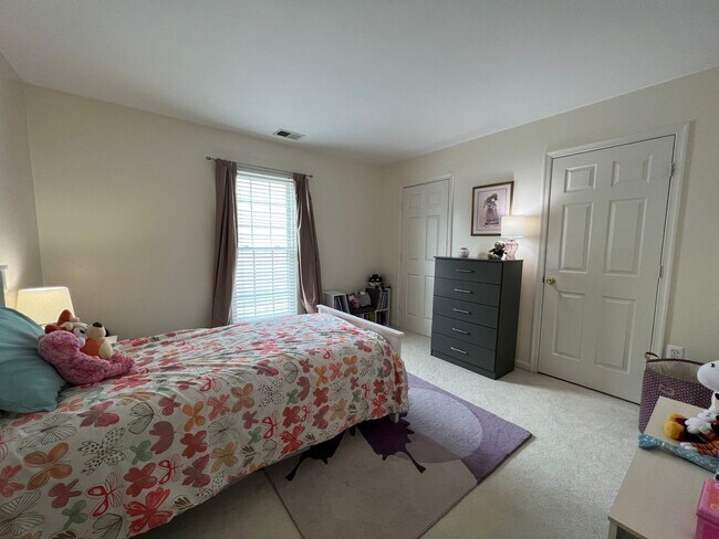 Building Photo - Impressive 4 Bedroom 3.5 Single-Family Hom...