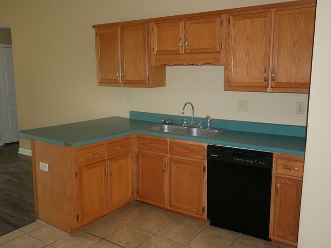 Building Photo - 2885 Waverly Dr