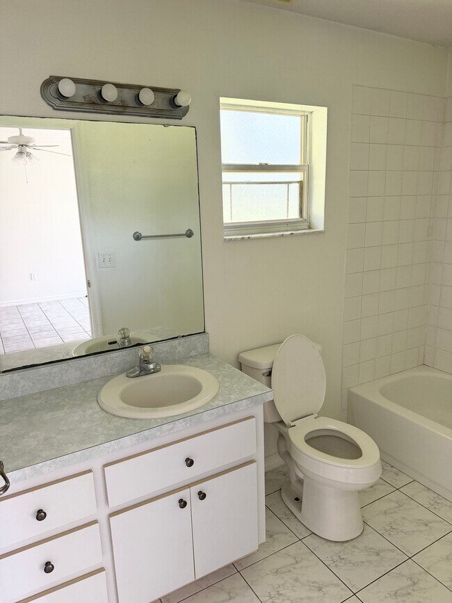 Building Photo - 33 Flamingwood Ln #B