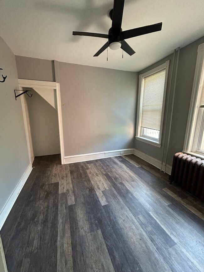 Building Photo - 5527 Ridge Ave