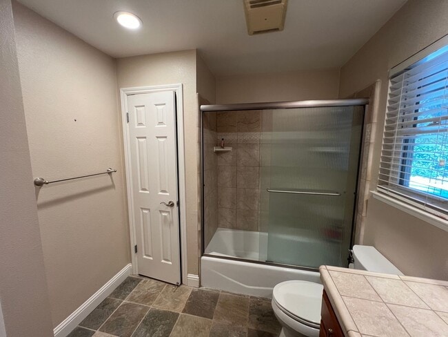 Building Photo - Stunning Country property in Oakdale!