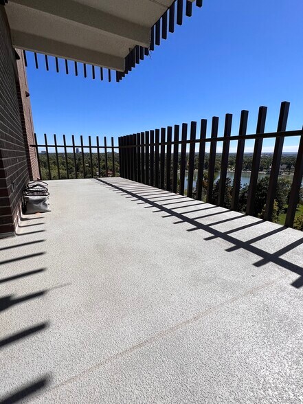 Extra large private deck - 480 S Marion Pky