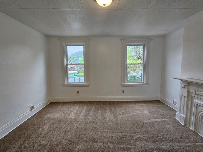 Building Photo - Spacious 3 bedroom 1 bath townhouse for re...
