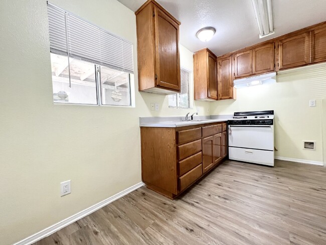 Building Photo - Spacious 1 bedroom 1 bath w/ bonus room an...