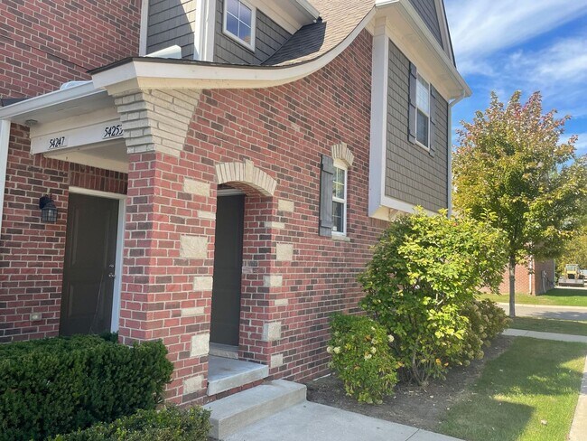 Building Photo - Shelby Township - 3 Bedroom, 2 Bath, End-Unit condo style w/Att Garage