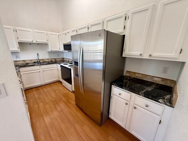Building Photo - 537 Canyon View Dr