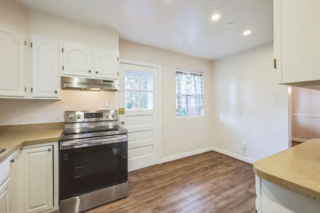 Building Photo - Beautifully Maintained 4BR/2BA Home in Sil...