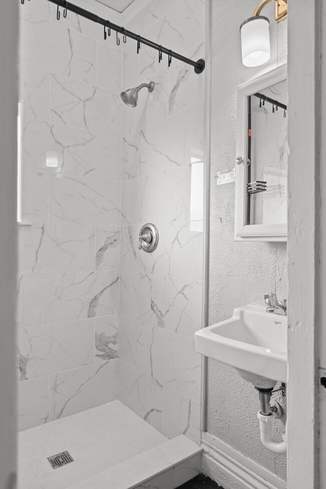 Building Photo - 1319 Maple St