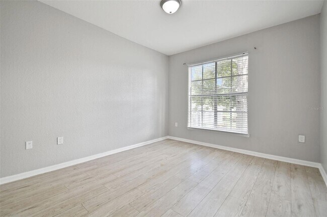 Building Photo - 9405 Crescent Loop Cir