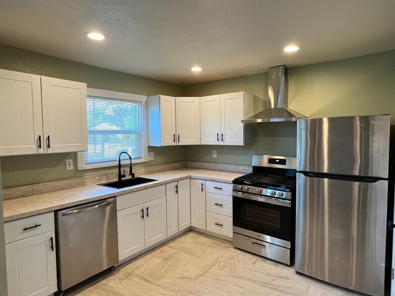 Kitchen - 472 Clara Street