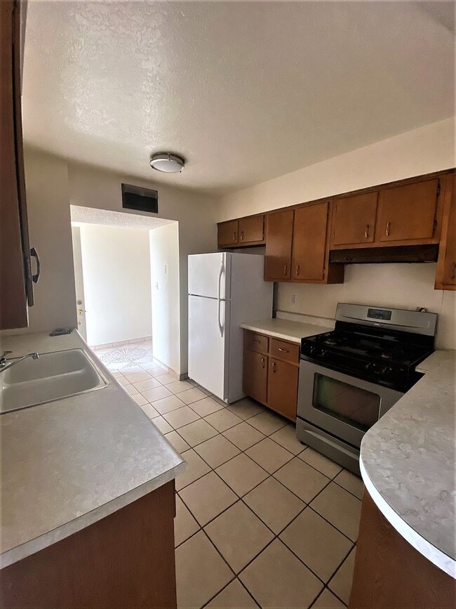 Building Photo - Large 4 Bedroom home with Garage and Enclo...