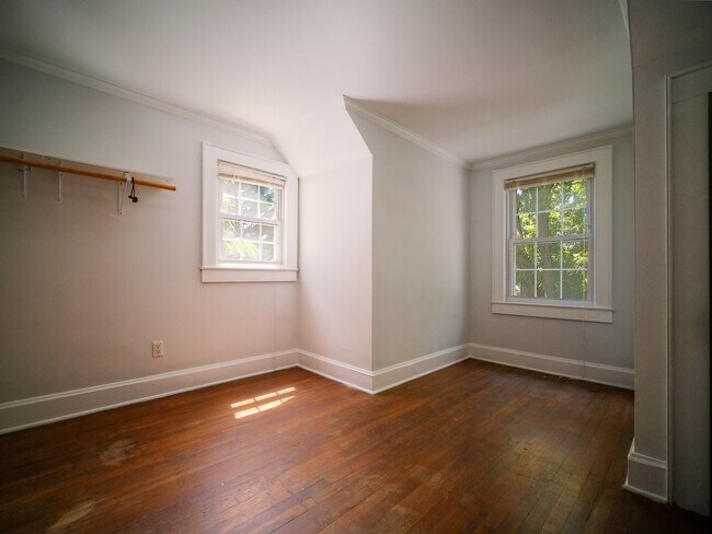 Building Photo - "Charming 3-Bedroom Home with Hardwood Floors & 2 Full Baths in Bessemer City – 1758 Sq Ft of Com...