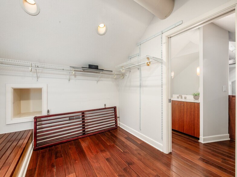 Building Photo - 36 E Kossuth St