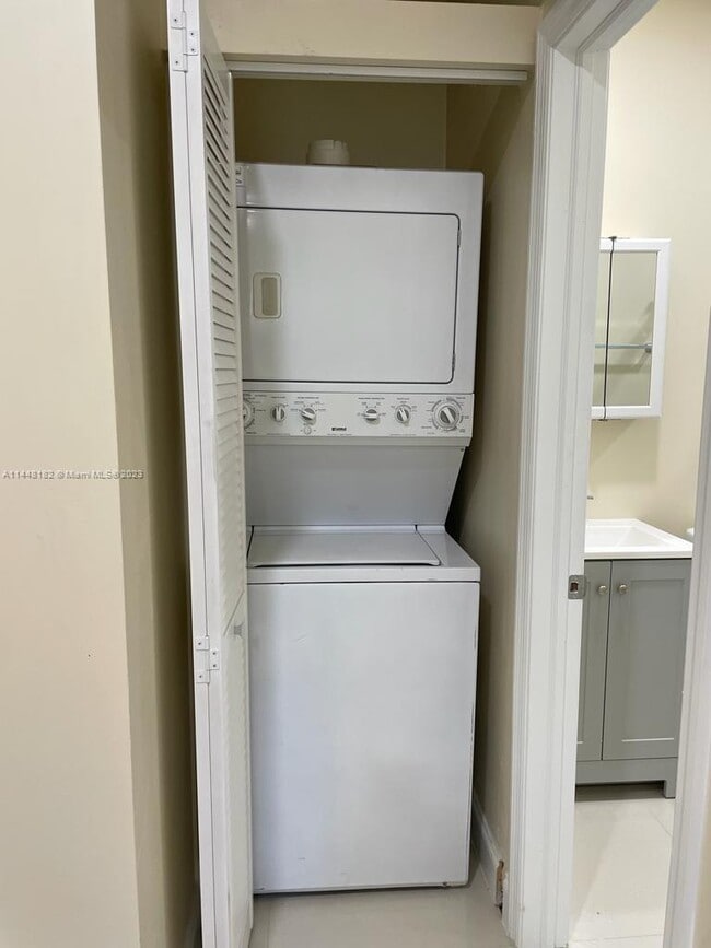 Building Photo - 630 NW 42nd Ave