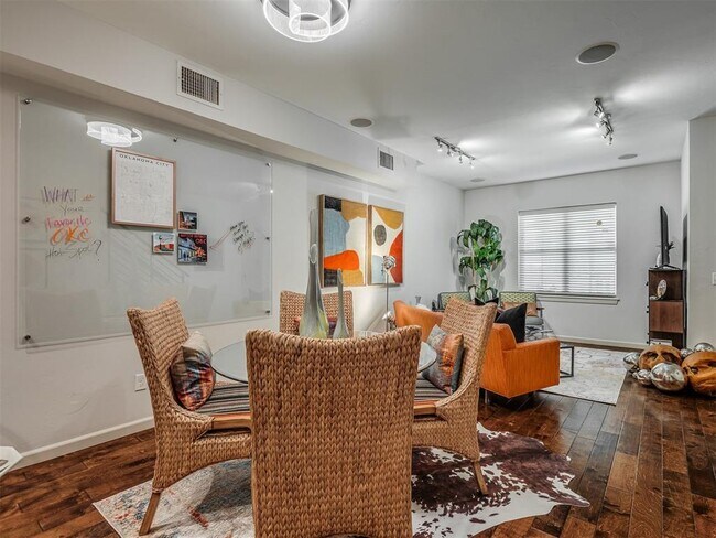 Building Photo - 2224 Kavanaugh Blvd