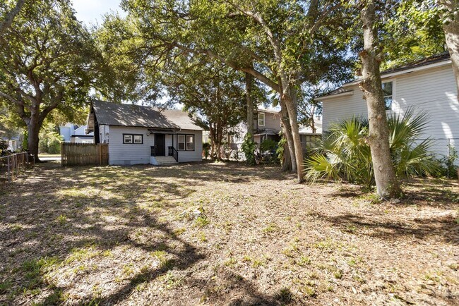 Building Photo - Cute 2bdrm/1bath Bungalo ** Section 8 OK ** Ready March 15