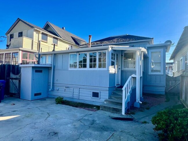 Building Photo - Charming 2 bedroom home in Pacific Grove!