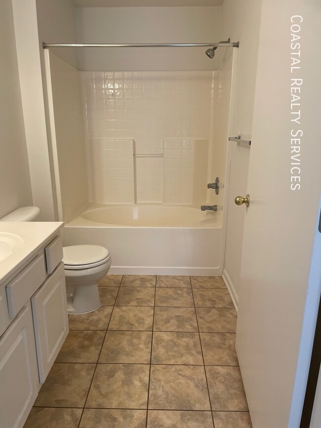 Building Photo - 879 Fairview Dr