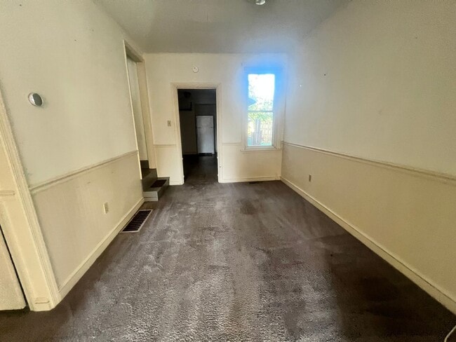 Building Photo - 2-bedroom, 1.5-bathroom home located in th...