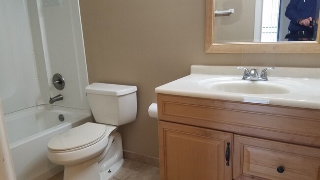 Building Photo - 2 bed 2 bath 2-plex with 1000 sf. and gara...
