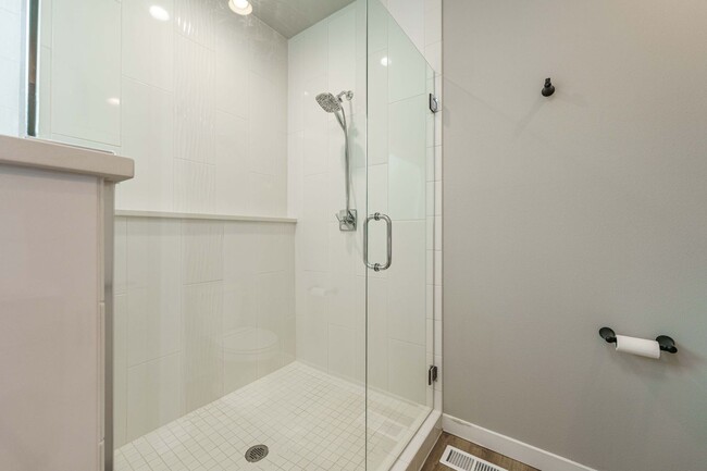 Building Photo - Spacious 4BR Modern Retreat and Luxury Liv...