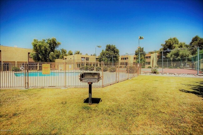 Building Photo - EXCELLENT TOWNHOME IN TEMPE!