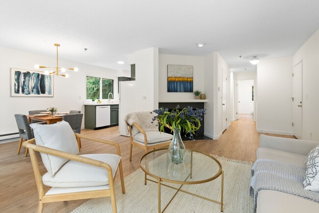Building Photo - Newly updated, quiet condo in GREAT locati...