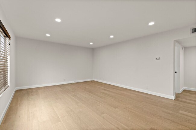 Building Photo - 148 S Oakhurst Dr
