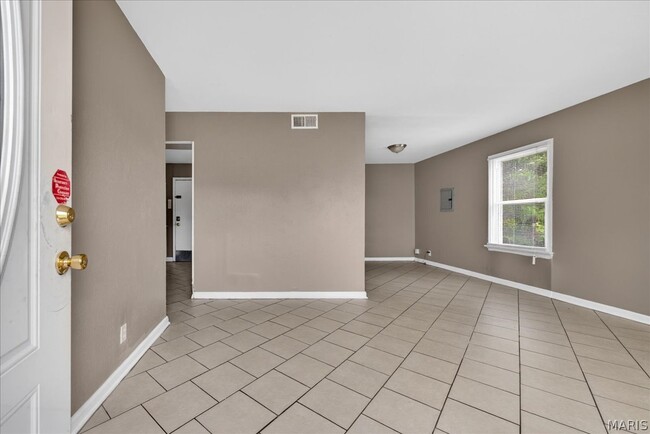 Building Photo - 6018 Evergreen Blvd