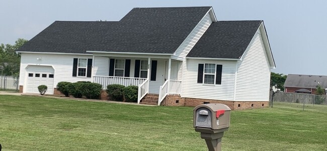 Primary Photo - Beautiful home located right outside City ...