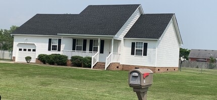 Building Photo - Beautiful home located right outside City Limits - COMING SOON