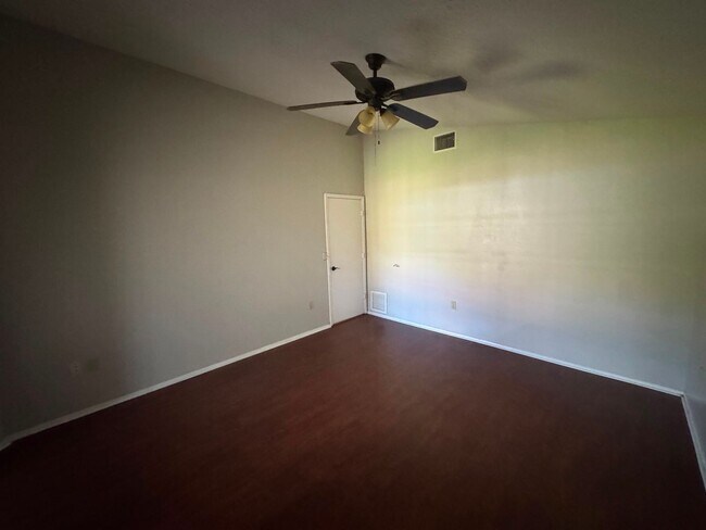 Building Photo - Spacious Lakeland 3-Bedroom Home with 2-Car Garage & Large Driveway