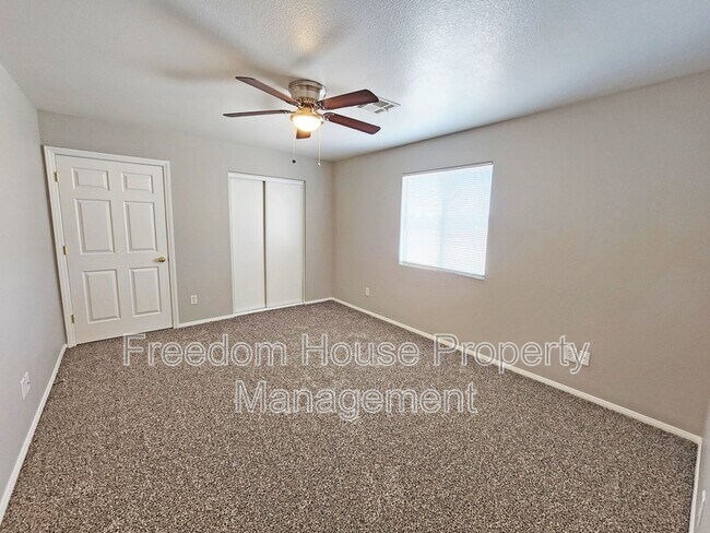 Building Photo - 200 S Mount Charleston Dr E